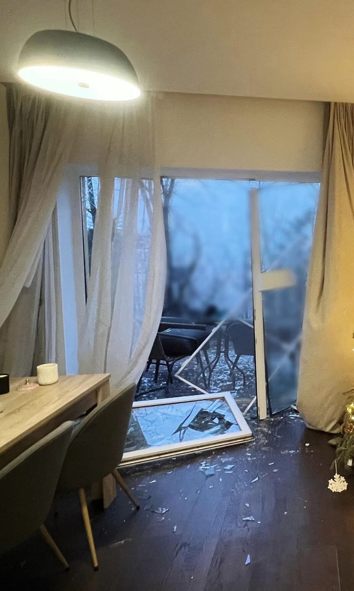 "Мій особистий фільм жахів": під час атаки на Київ вибуховою хвилею накрило будинок нардепки Рудик, ударом винесло вікна. Фото