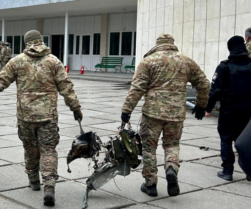 Боевая часть российской ракеты попала в киевскую больницу, где проходят реабилитацию военные ВСУ. Фото