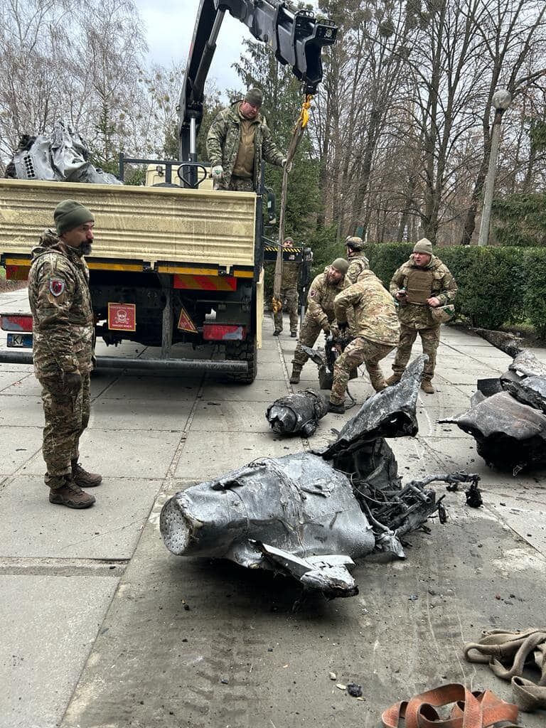 Бойова частина російської ракети влучила у київську лікарню, де проходять реабілітацію військові ЗСУ. Фото