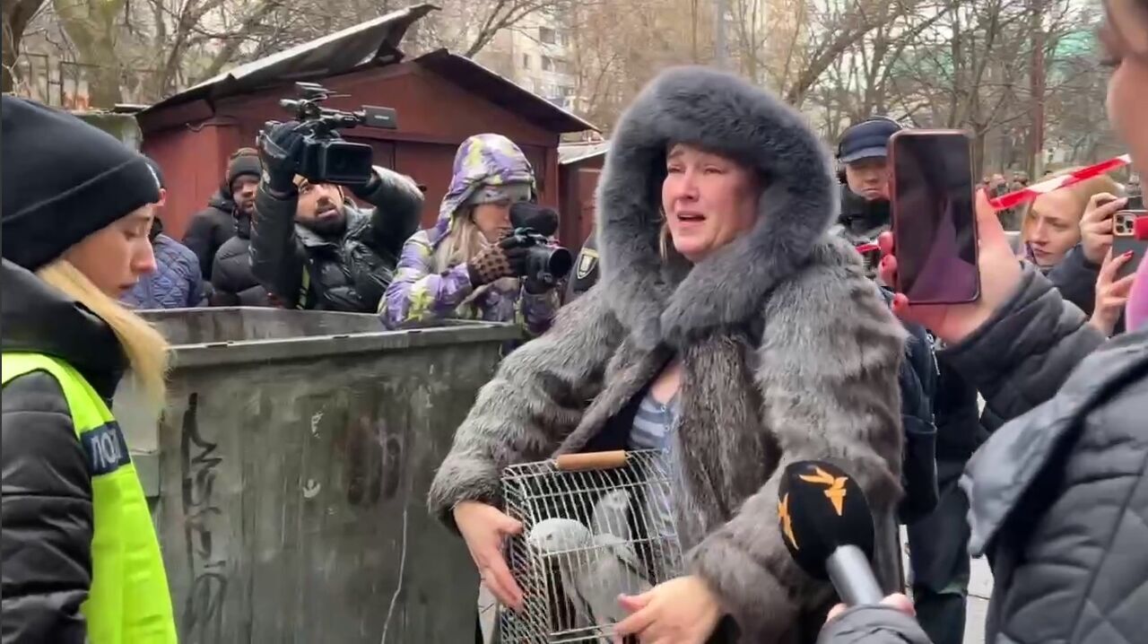 Каждая жизнь имеет значение: в Киеве женщина эмоционально отреагировала на бойцов ГСЧС, спасших ее попугаев. Видео