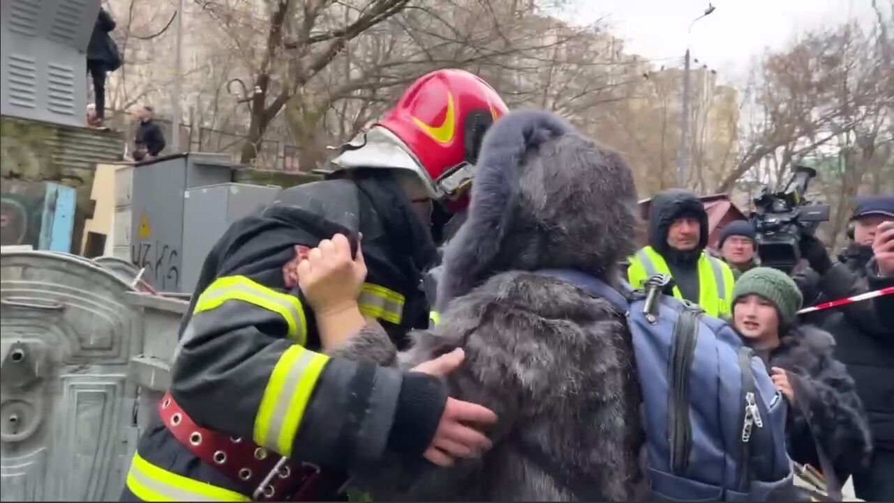 Каждая жизнь имеет значение: в Киеве женщина эмоционально отреагировала на бойцов ГСЧС, спасших ее попугаев. Видео