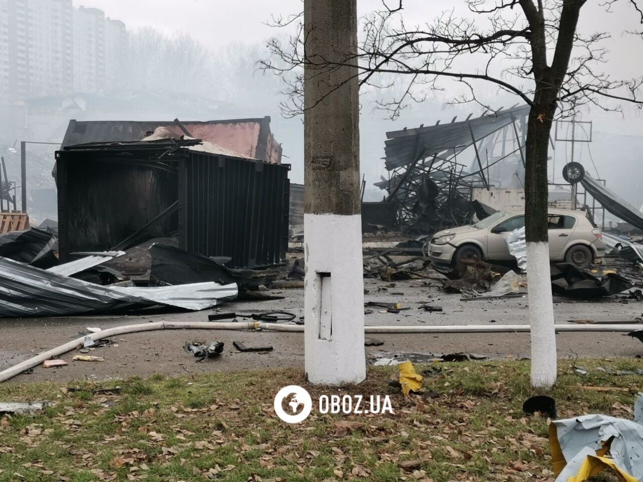 Згоріло близько 20 авто, пошкоджено будівлі: наслідки ракетної атаки в двох районах Києва. Фото і відео