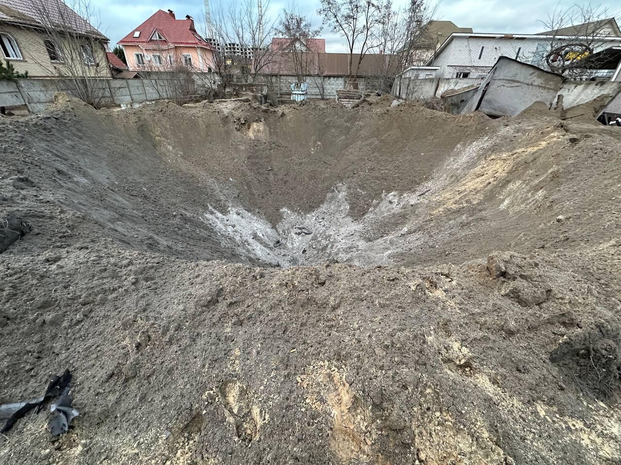 Огромная воронка, поврежденные дома и церковь: появились фото и видео последствий ракетного удара РФ по Киеву