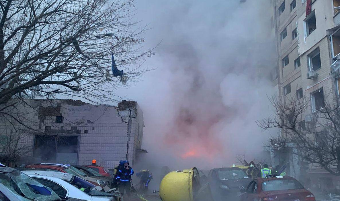 Величезна вирва, пошкоджені будинки і церква: з'явилися фото та відео наслідків ракетного удару РФ по Києві