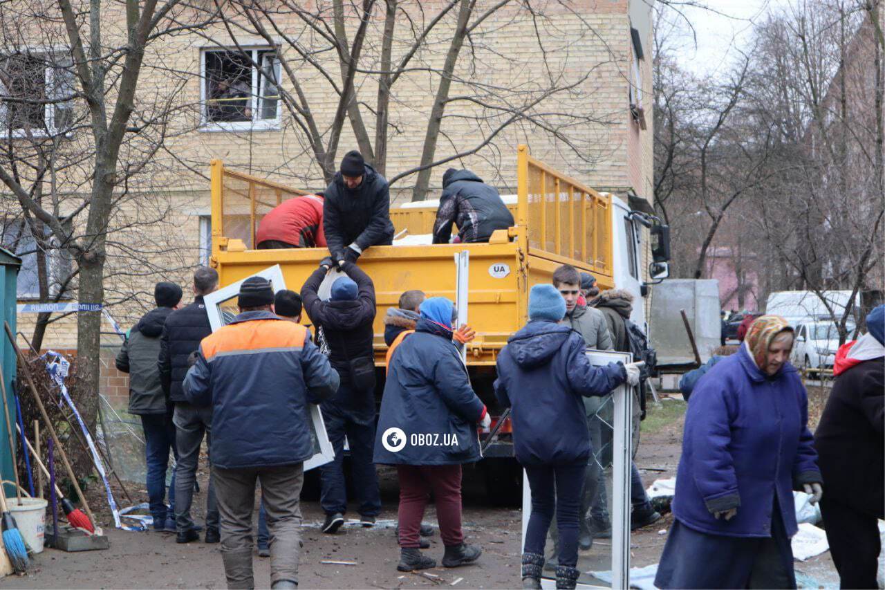 "Нам пощастило, уламки скла застрягли в стіні": очевидиця розповіла про перші хвилини після ракетної атаки на Вишневе. Фото і відео