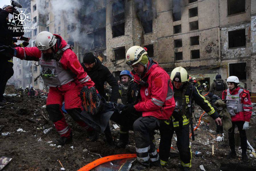 У Києві прогриміли вибухи, є влучання в об’єкт цивільної інфраструктури, загибла й постраждалі: всі подробиці та фото