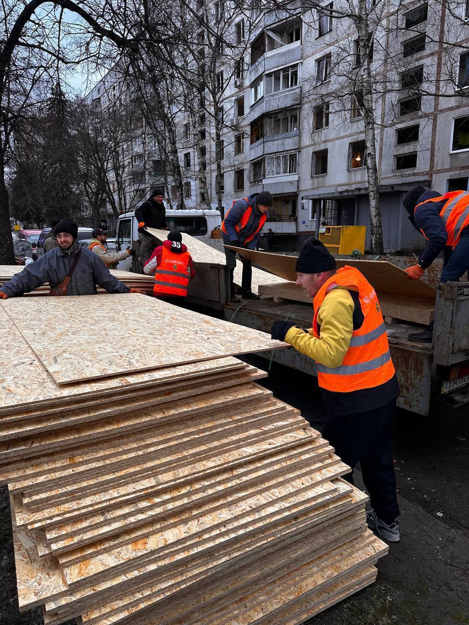 В домах, пострадавших во время обстрела, провели первые ремонтные работы.