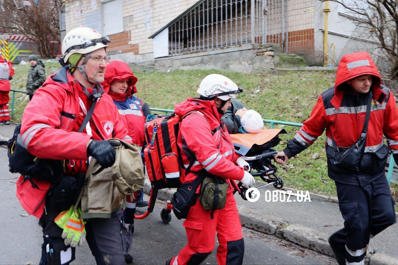 Глубокая воронка возле дома, повреждены несколько подъездов дома: последствия ракетной атаки в Соломенском районе Киева. Фото и видео