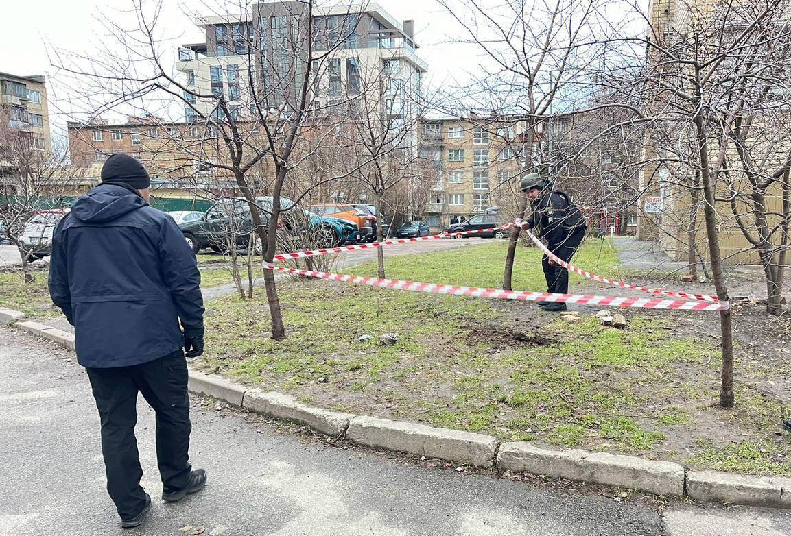 Огромная воронка, поврежденные дома и церковь: появились фото и видео последствий ракетного удара РФ по Киеву