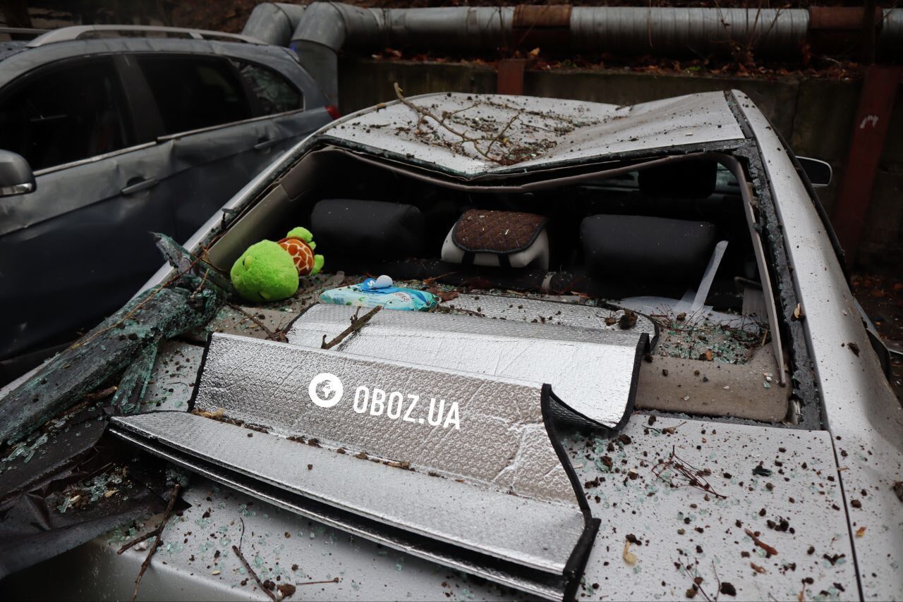 Глубокая воронка возле дома, повреждены несколько подъездов дома: последствия ракетной атаки в Соломенском районе Киева. Фото и видео