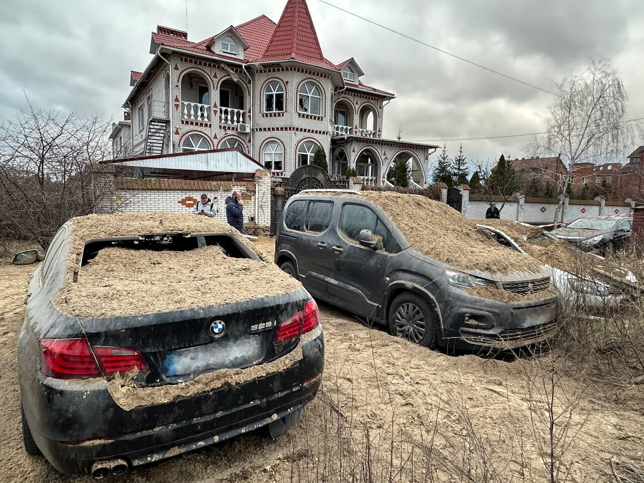 Огромная воронка, поврежденные дома и церковь: появились фото и видео последствий ракетного удара РФ по Киеву