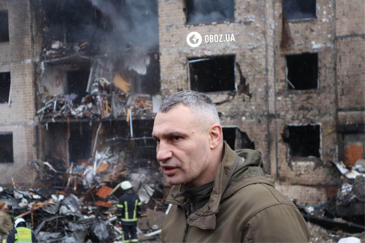 Глубокая воронка возле дома, повреждены несколько подъездов дома: последствия ракетной атаки в Соломенском районе Киева. Фото и видео