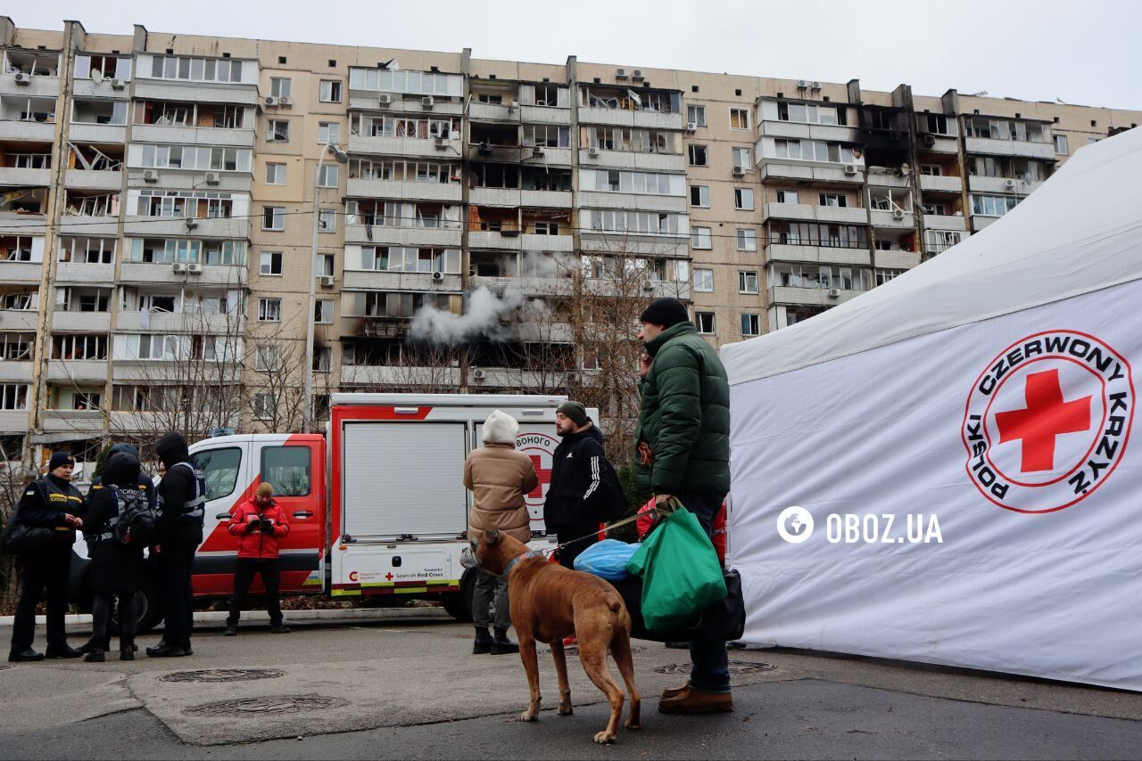 Глибока вирва біля будинку, пошкоджено кілька під’їздів будинку: наслідки ракетної атаки в Солом’янському районі Києва. Фото і відео