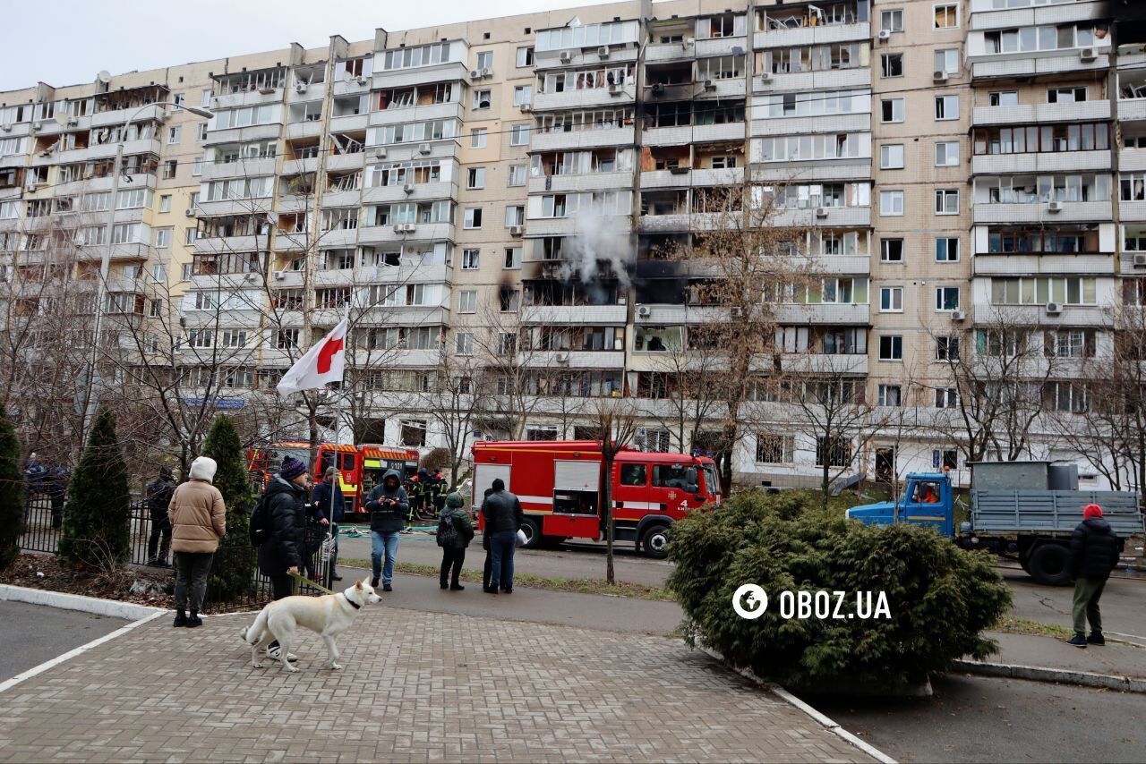 Глибока вирва біля будинку, пошкоджено кілька під’їздів будинку: наслідки ракетної атаки в Солом’янському районі Києва. Фото і відео