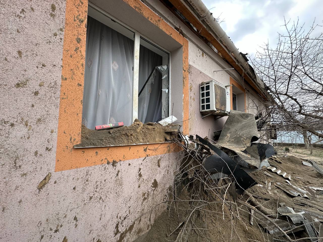 Огромная воронка, поврежденные дома и церковь: появились фото и видео последствий ракетного удара РФ по Киеву