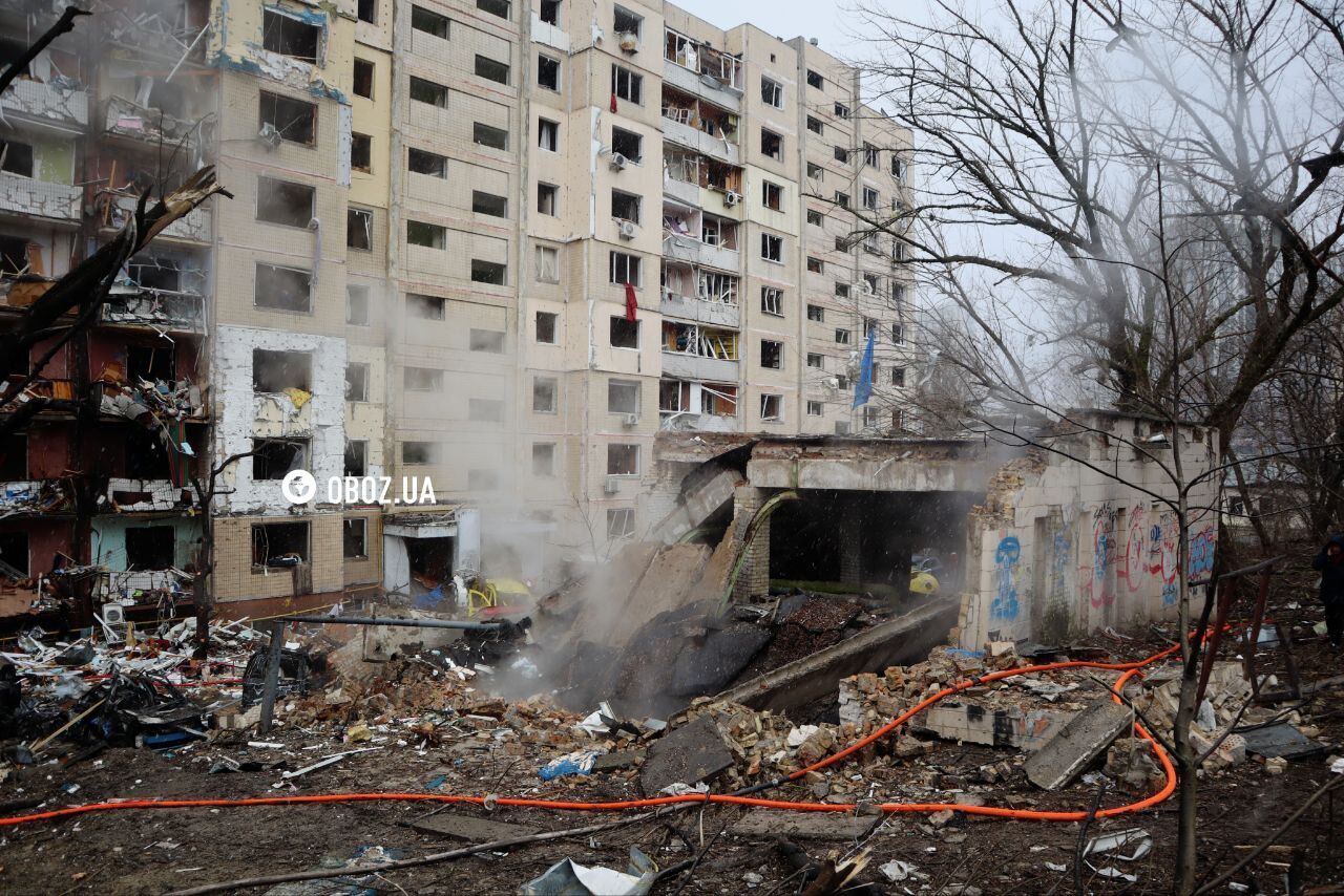 Глибока вирва біля будинку, пошкоджено кілька під’їздів будинку: наслідки ракетної атаки в Солом’янському районі Києва. Фото і відео
