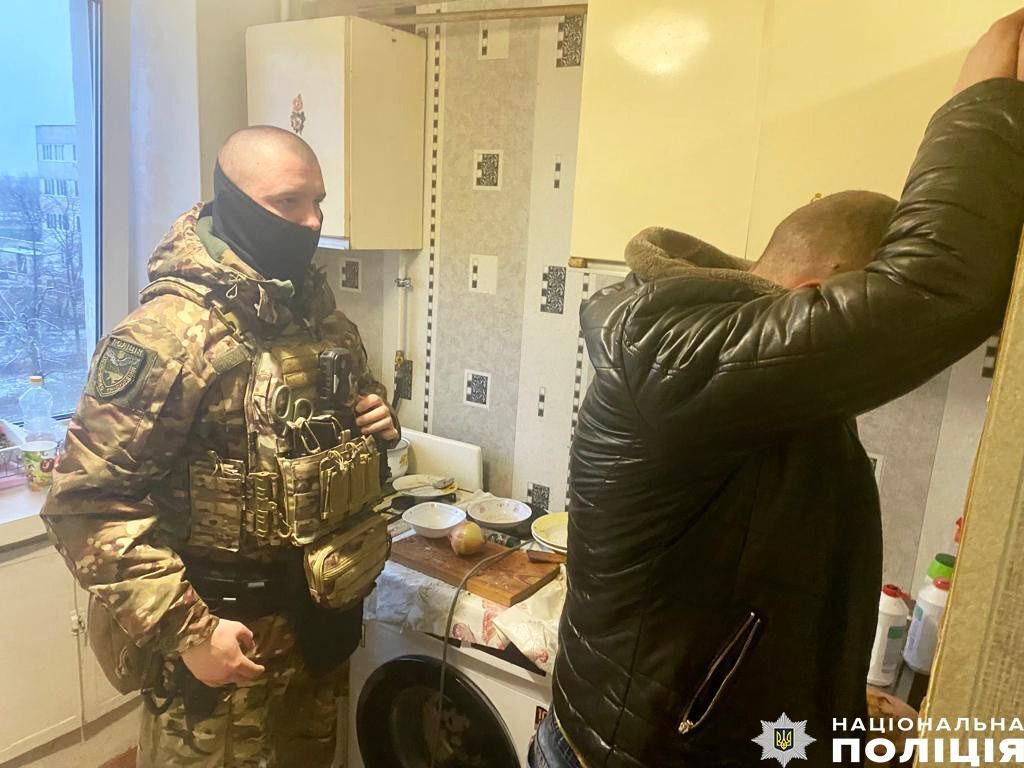 В Чернигове нетрезвые парни запустили салют во время воздушной тревоги: к ним пришел спецназ. Фото и видео