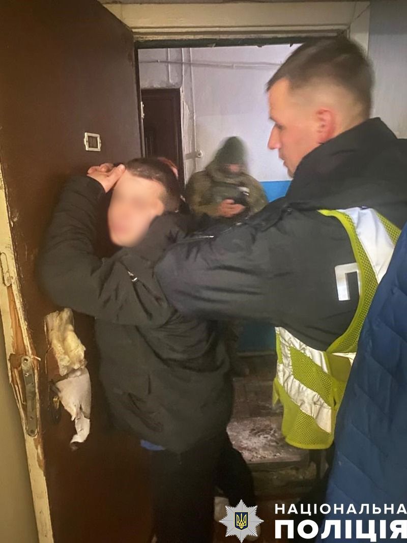 В Чернигове нетрезвые парни запустили салют во время воздушной тревоги: к ним пришел спецназ. Фото и видео