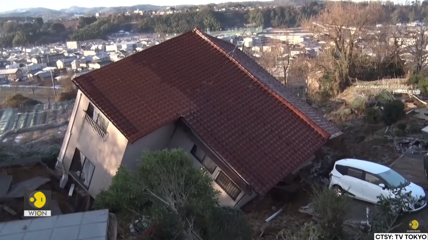 Разрушенный землетрясением дом