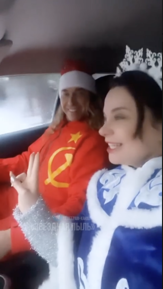 Экс-киевлянка Королева и Тарзан в костюме Деда Мороза с серпом и молотом показали, как ностальгировали по СССР