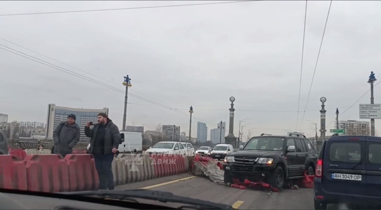 В Киеве на мосту Патона внедорожник "снес" ограничители и выехал на встречную полосу: образовалась пробка. Видео