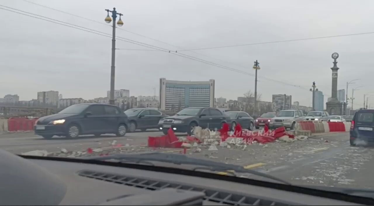 В Киеве на мосту Патона внедорожник "снес" ограничители и выехал на встречную полосу: образовалась пробка. Видео