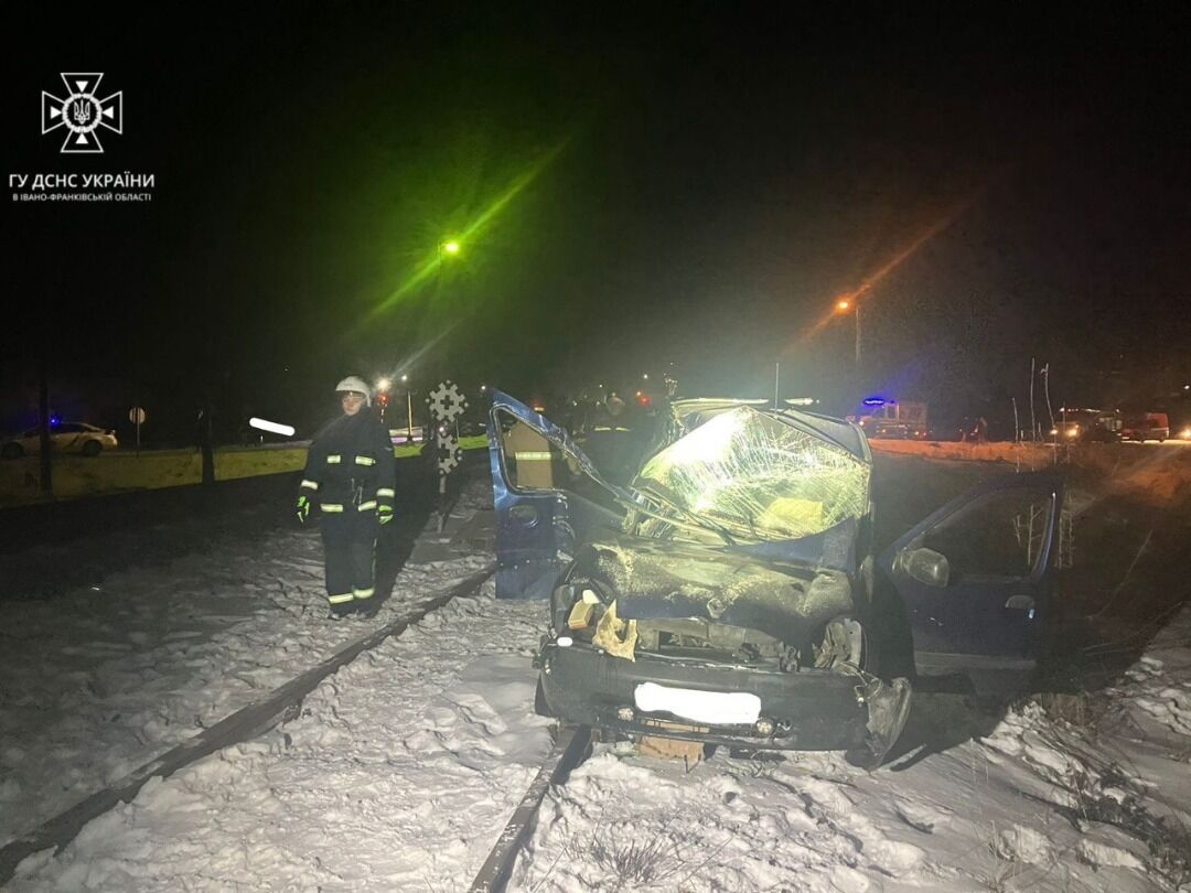 На Івано-Франківщині поїзд протаранив авто: є постраждалий. Фото