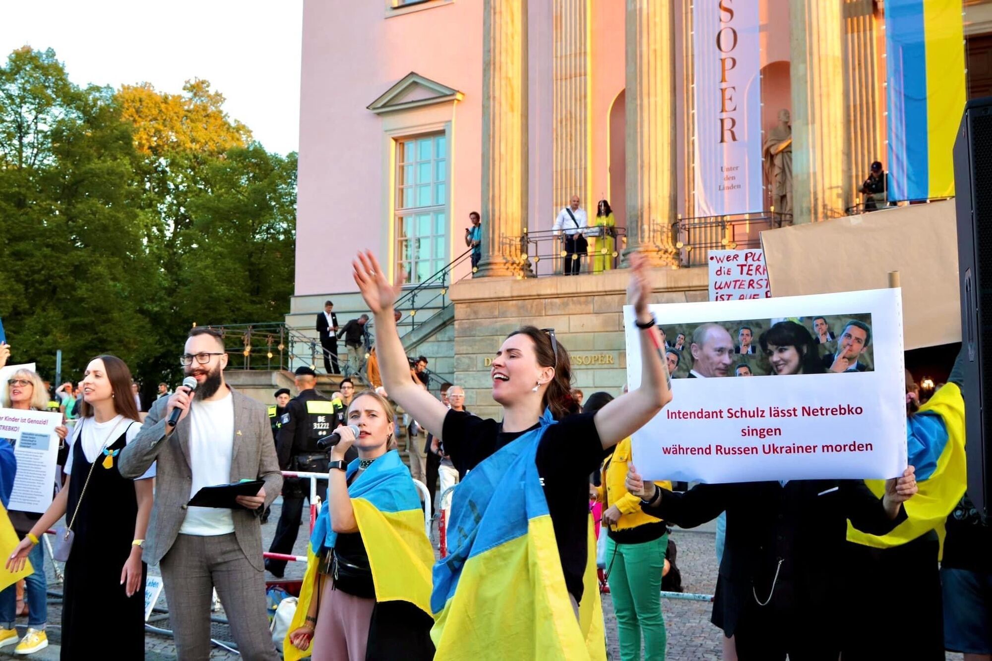 Украинских активистов в Германии преследуют друзья Анны Нетребко: немецкий дирижер подал на протестующих в суд
