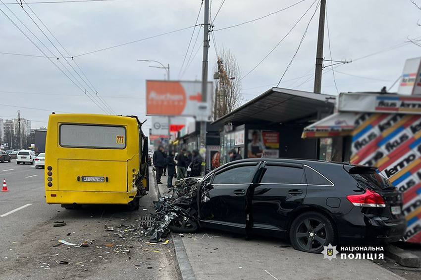 В Киеве легковушка протаранила маршрутку и смертельно травмировала пешехода на остановке. Фото