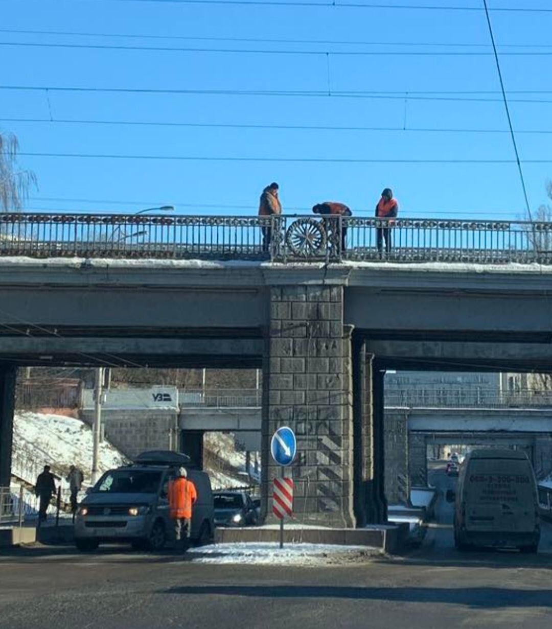 У Києві декомунізували залізничний міст над Протасовим Яром. Фото