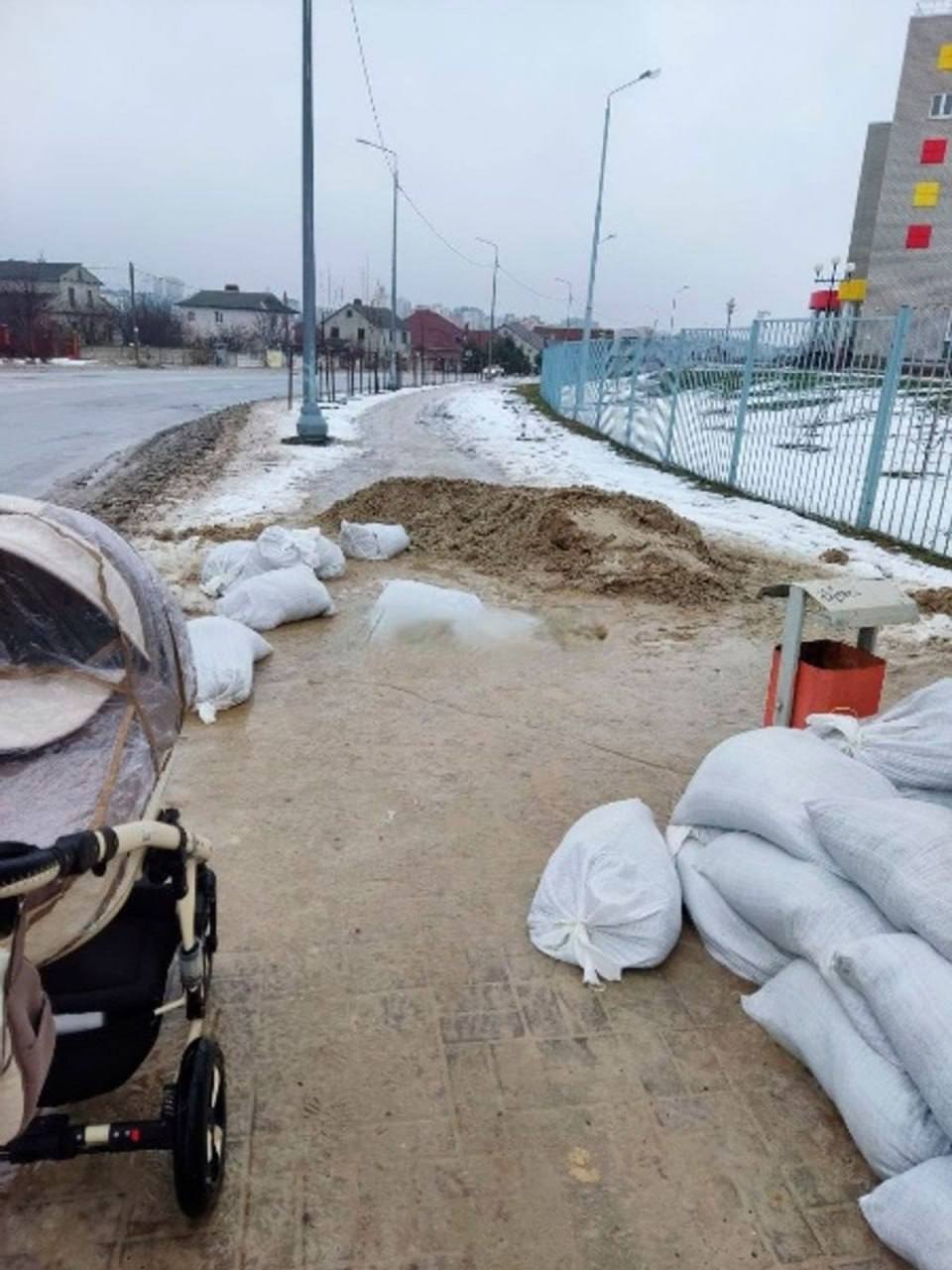 В Белгороде "остановки-укрытия" из мешков развалились за несколько дней: фото