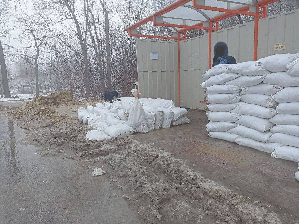 В Белгороде "остановки-укрытия" из мешков развалились за несколько дней: фото