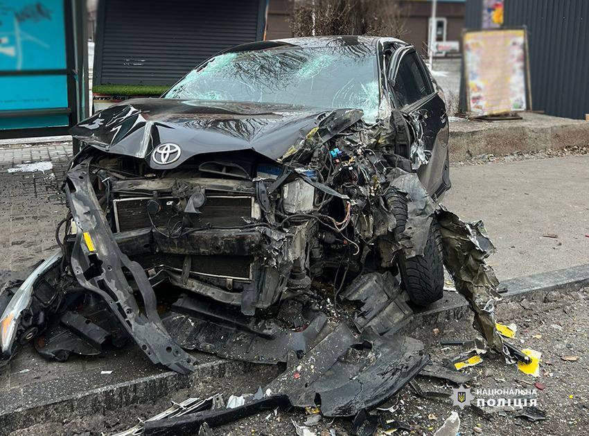 В Киеве легковушка протаранила маршрутку и смертельно травмировала пешехода на остановке. Фото