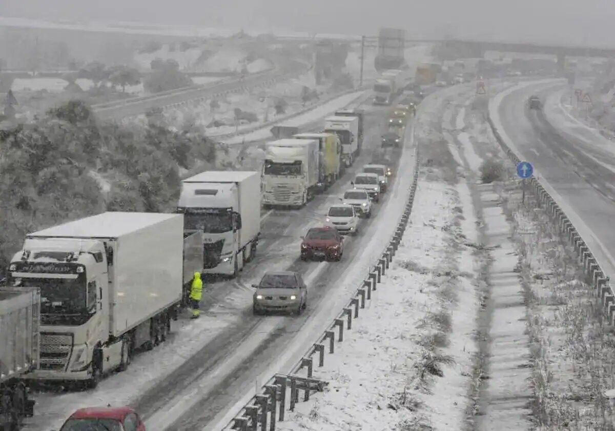 Іспанію накрили снігопади: на дорогах застрягли 600 авто, на допомогу залучили армію