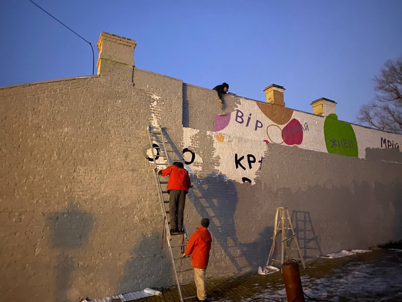 Після гучного скандалу з Гринкевичами: у Києві зафарбовують мурал Соні Морозюк. Фото 