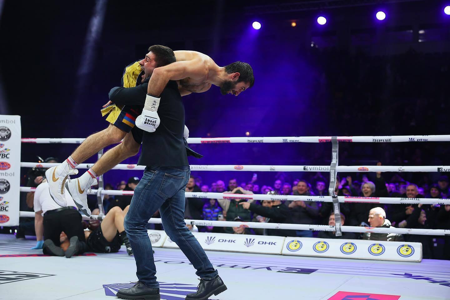 Український боксер нокаутом здобув титул чемпіона світу. Відео