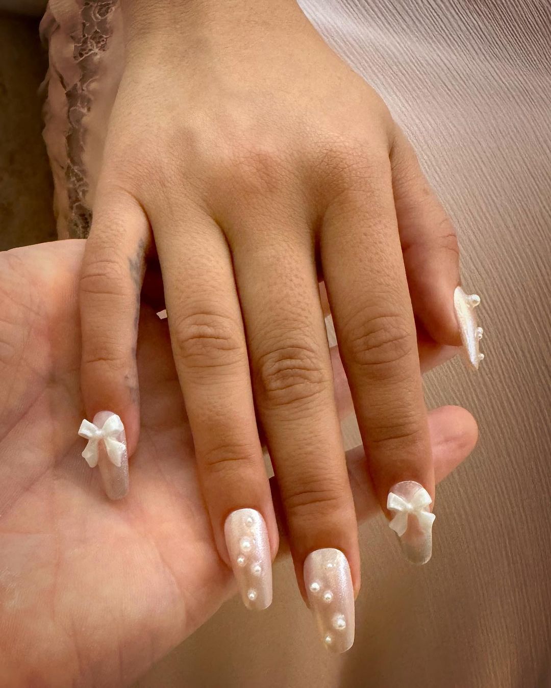 Дженнифер Лопес и Селена Гомес показали новый старый тренд маникюра 2024 года: что такое ногти балерины