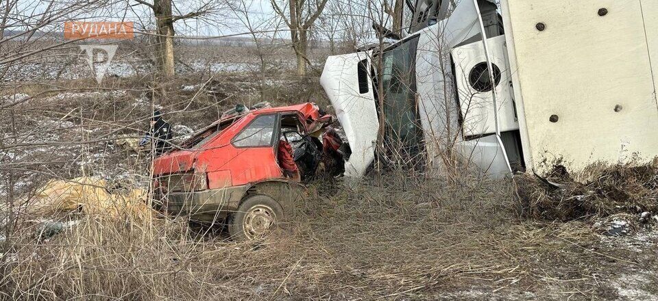 Йшов на обгін: на Дніпропетровщині легковик влетів у фуру, загинули троє чоловіків. Фото