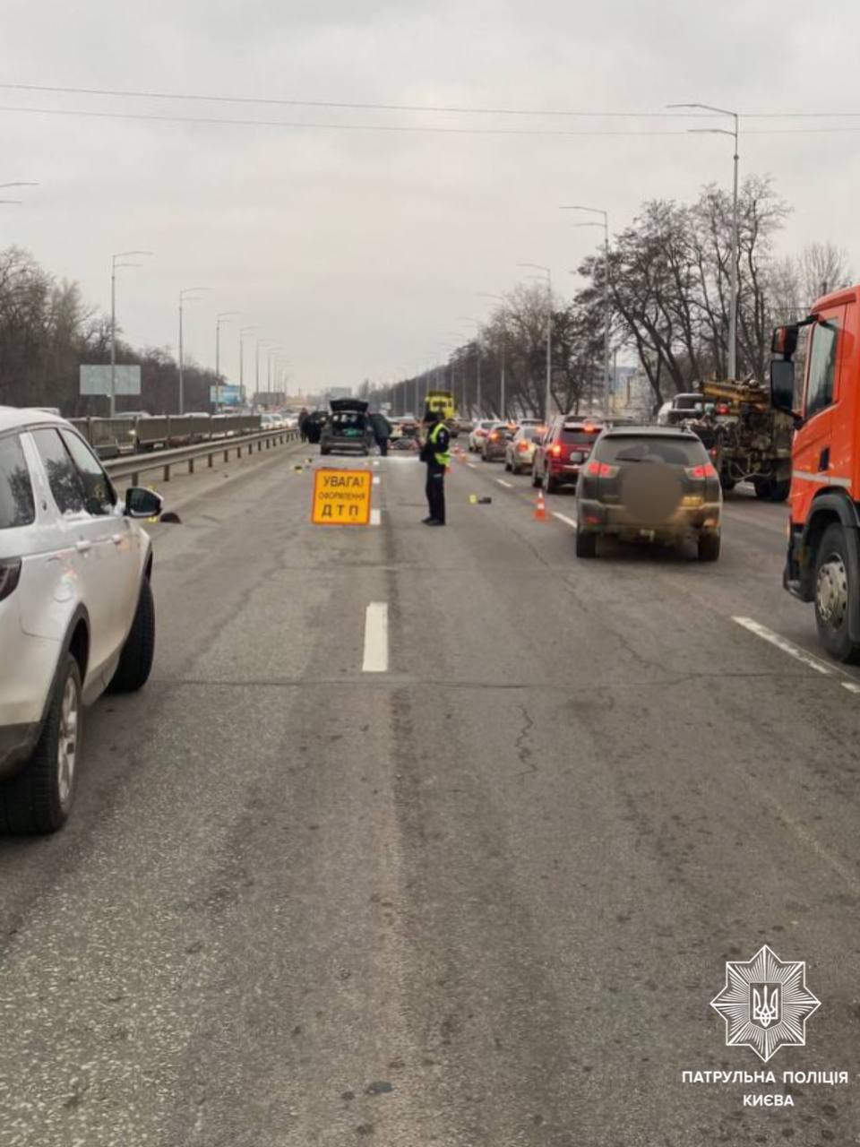 У Києві на Столичному шосе Mercedes збив на смерть пішохода: відомо подробиці. Фото і відео