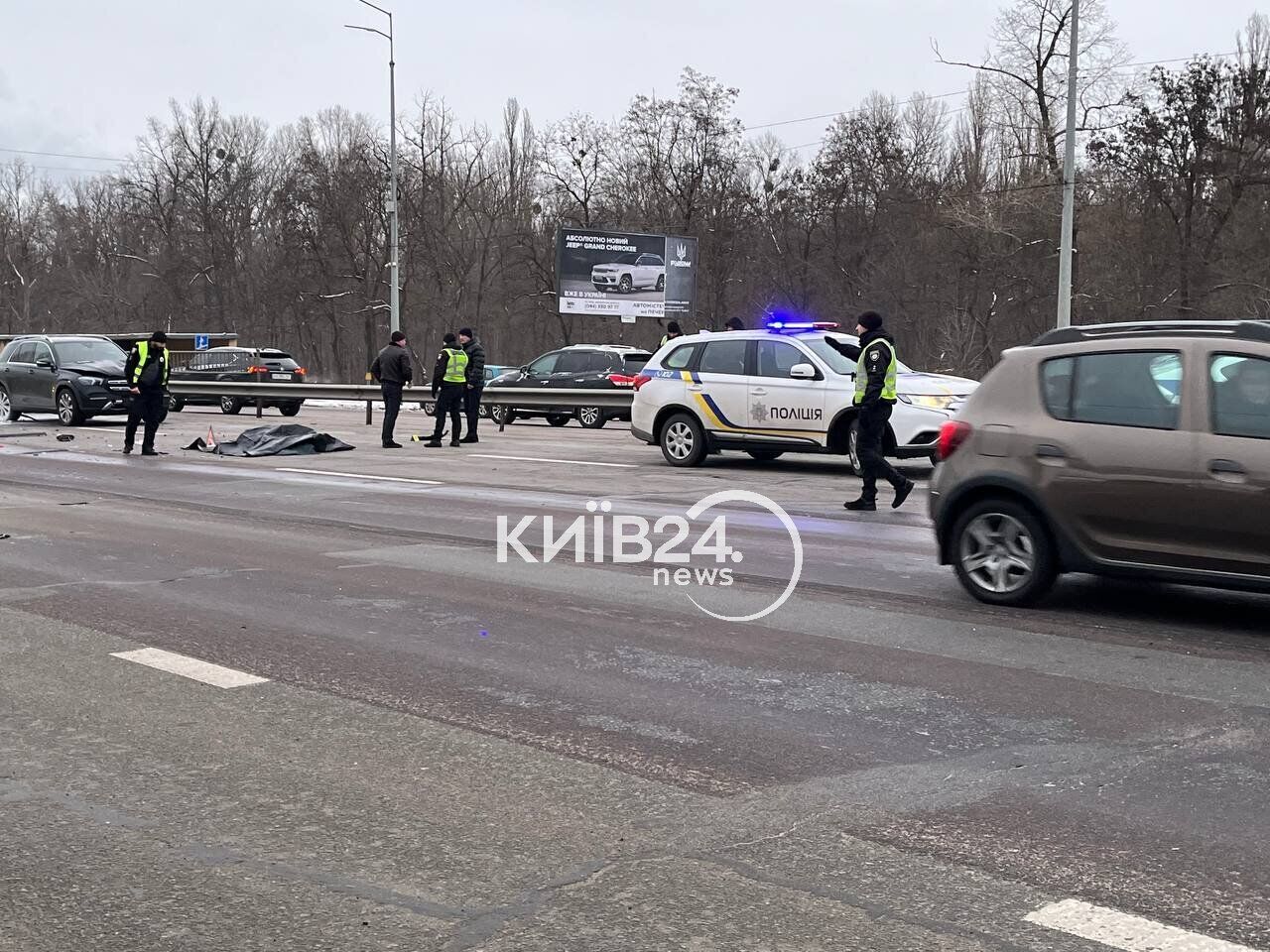 ДТП на Столичном шоссе в Киеве – Mercedes сбил насмерть пешехода – фото и  видео | OBOZ.UA