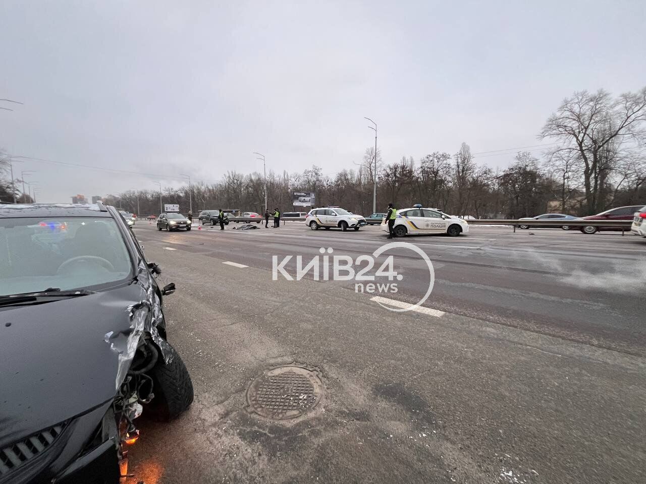 У Києві на Столичному шосе Mercedes збив на смерть пішохода: відомо подробиці. Фото і відео