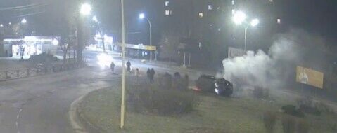 Убегал от патрульных: в Ужгороде водитель BMW на скорости влетел в кольцо и сделал "двойное сальто". Видео