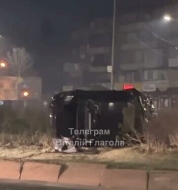 Втікав від патрульних: в Ужгороді водій BMW на швидкості влетів у кільце і зробив "подвійне сальто". Відео
