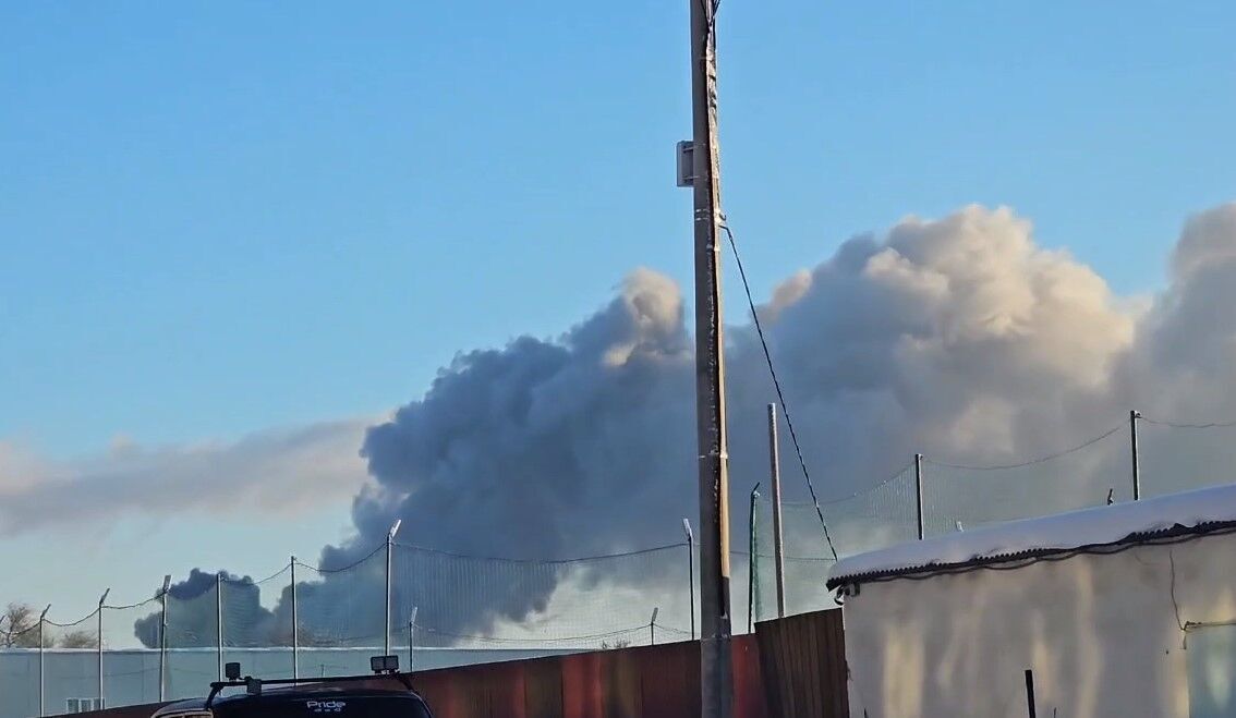У російській Самарі спалахнула потужна пожежа, піднялася стіна вогню й диму. Відео 