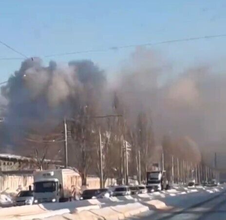 У російській Самарі спалахнула потужна пожежа, піднялася стіна вогню й диму. Відео 