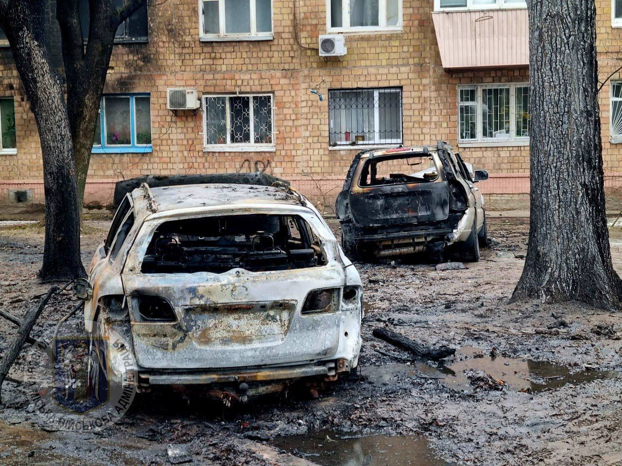 У Києві прогриміли вибухи, унаслідок атаки ворога горіли квартири й авто: є багато постраждалих. Фото