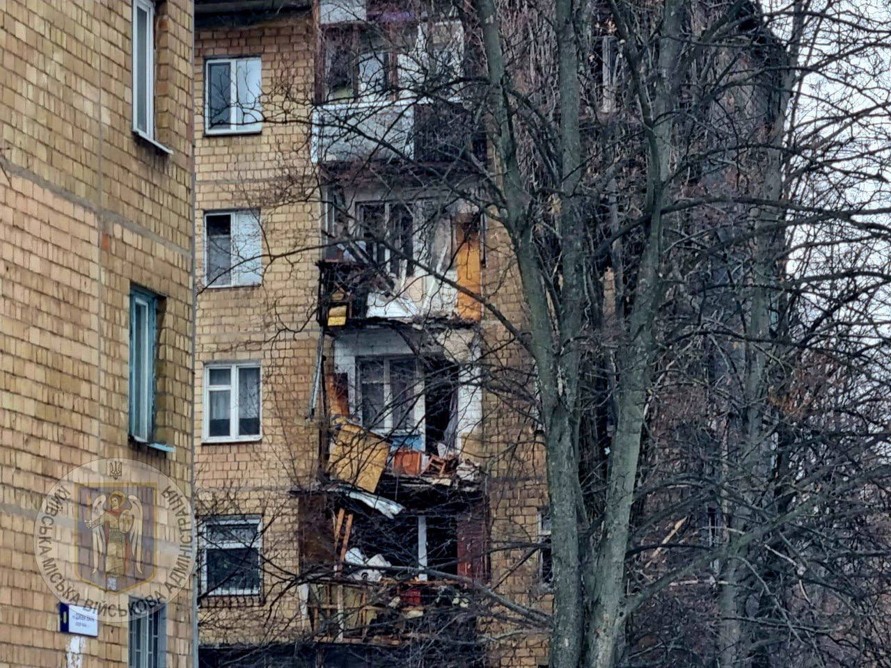 В Киеве прогремели взрывы, в результате атаки врага горели квартиры и авто: есть много пострадавших. Фото