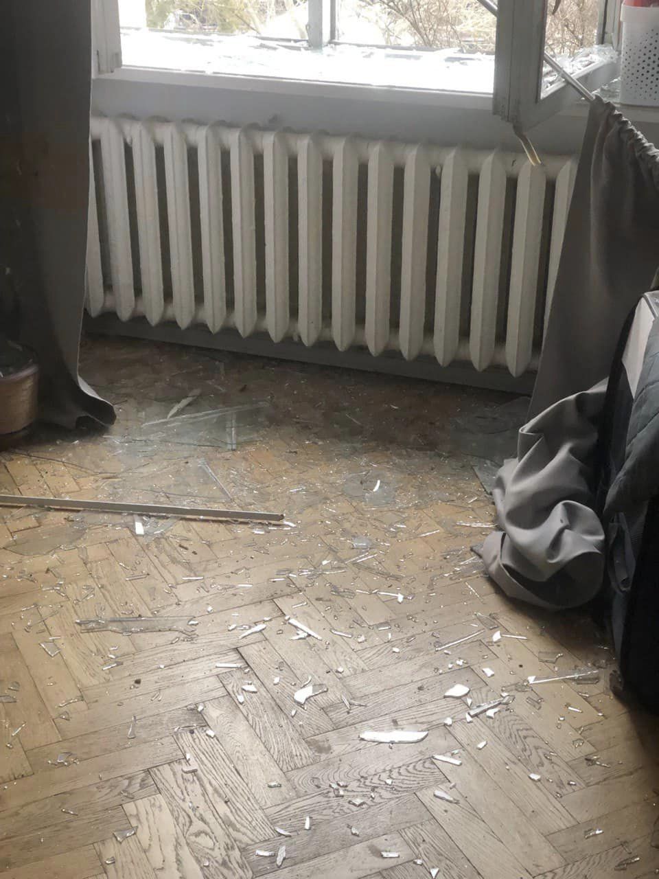У всіх кімнатах вибило шибки: у Києві внаслідок ракетної атаки пошкоджено житло адвоката Масі Найєма. Фото