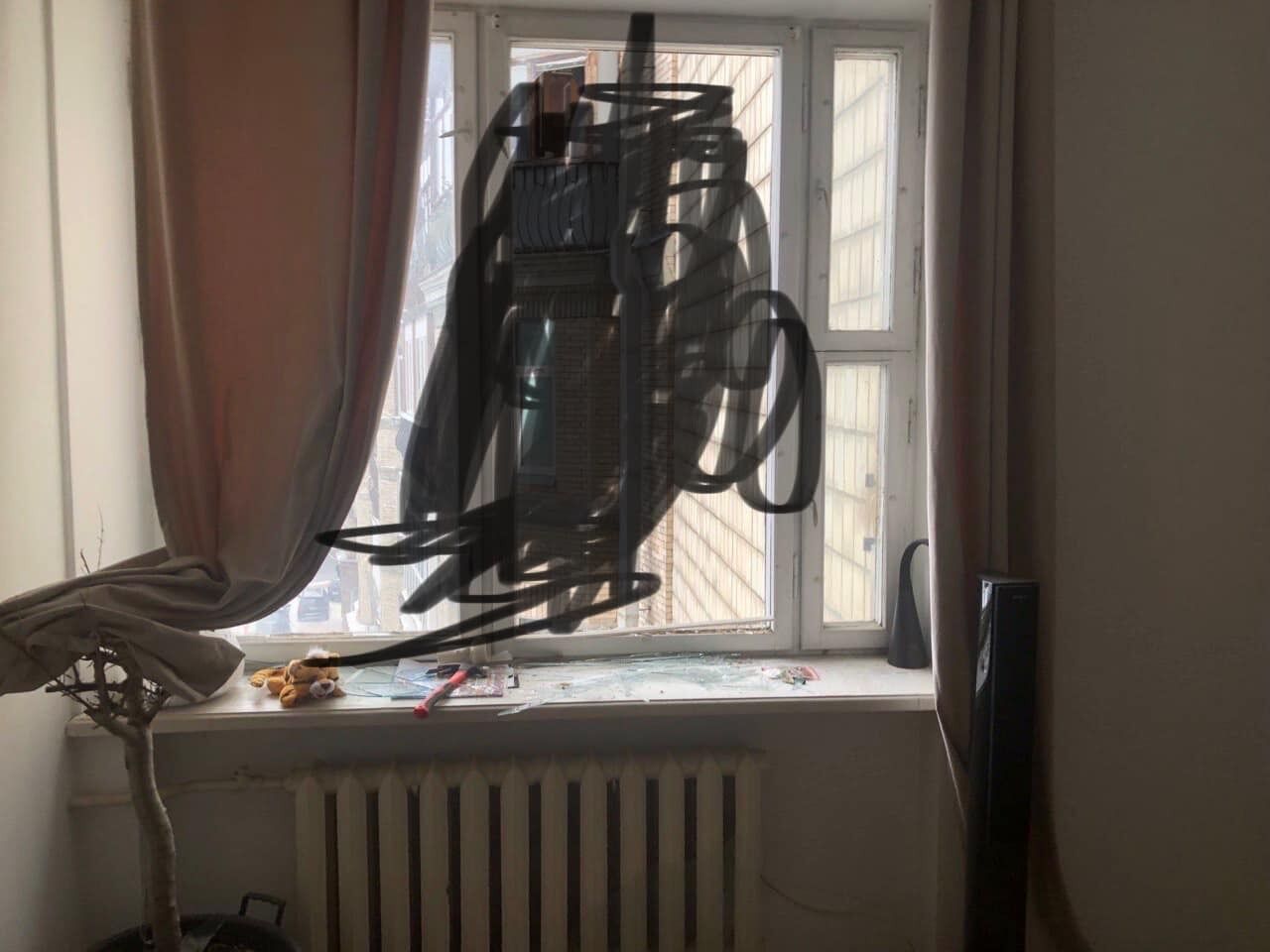 Во всех комнатах выбило стекла: в Киеве в результате ракетной атаки было повреждено жилье адвоката Маси Найема. Фото