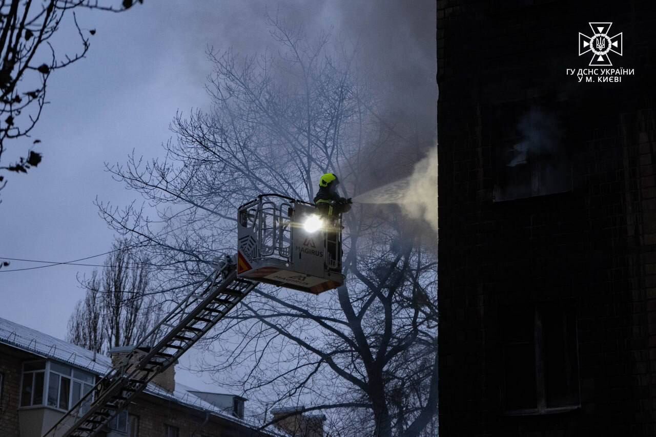 У Києві прогриміли вибухи, унаслідок атаки ворога горіли квартири й авто: є багато постраждалих. Фото